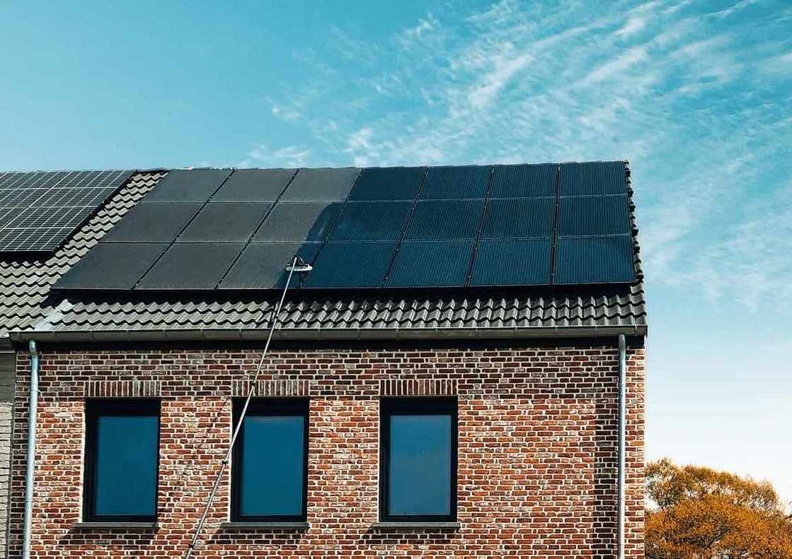 Zonnepanelen reiniging service door Aqualou